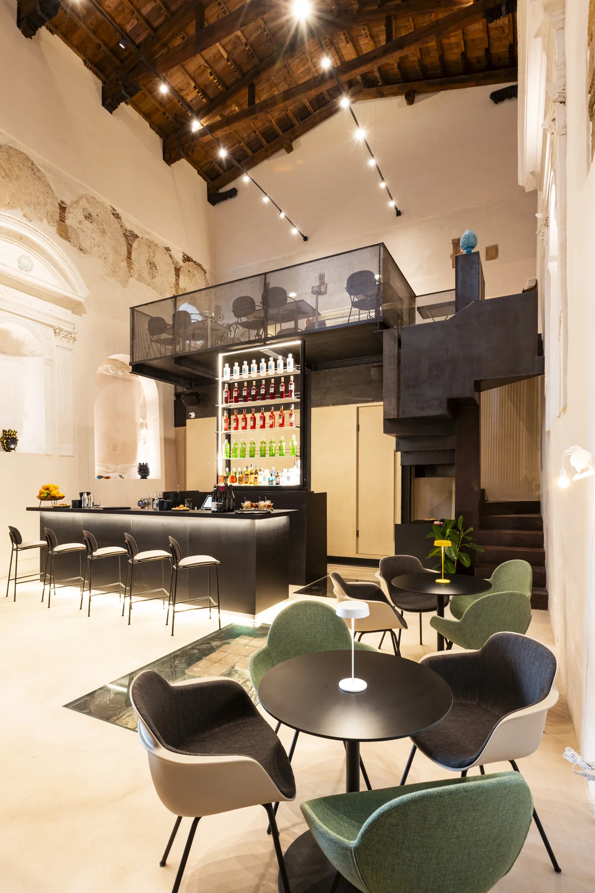 Gli interni di CornerLab Porto Salvo, tra architettura storica e arredi contemporanei