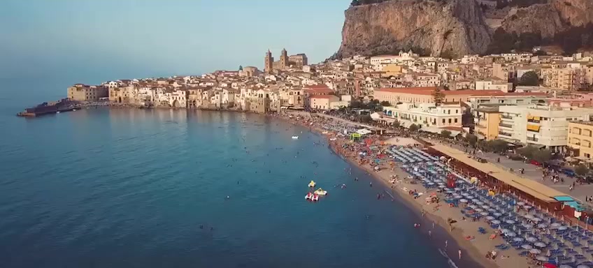Panorama di Cefalù con il centro storico, la Rocca e la spiaggia